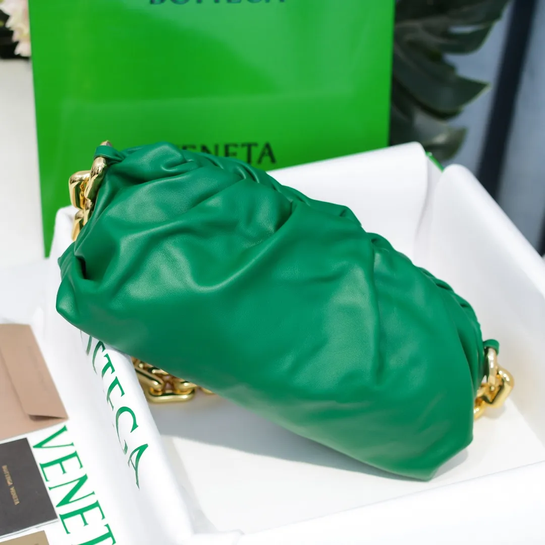 2020 new products will continue to upgrade the cloud bag to the вoттega veneтa chain cloud bag. It is still developed with imported original leather as standard. This hardware chain needs to be light on the upper body and can only be made of all-steel material. It is made of hollowed metal. You don’t have to worry about its weight. Major celebrity fashion bloggers have used it to attend fashion shows. Who can resist the charm of this large gold chain [smile] Style number: 6708# Size: 30*16*12